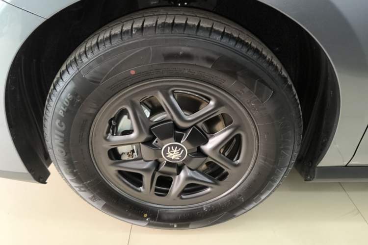 Used BYD Qin PLUS 2025 DM-i Smart Drive 55KM Leading Model Left Front Wheel Hub