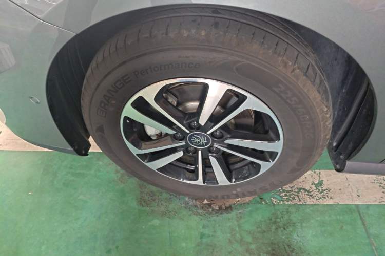 Used BYD Qin PLUS 2025 DM-i Smart Drive 55KM Beyond Model Left Front Wheel Hub