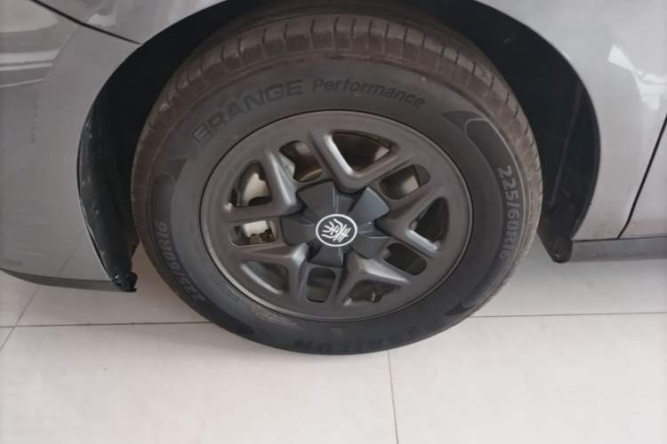 Used BYD Qin PLUS 2025 DM-i Smart Drive 55KM Leading Model Left Front Wheel Hub