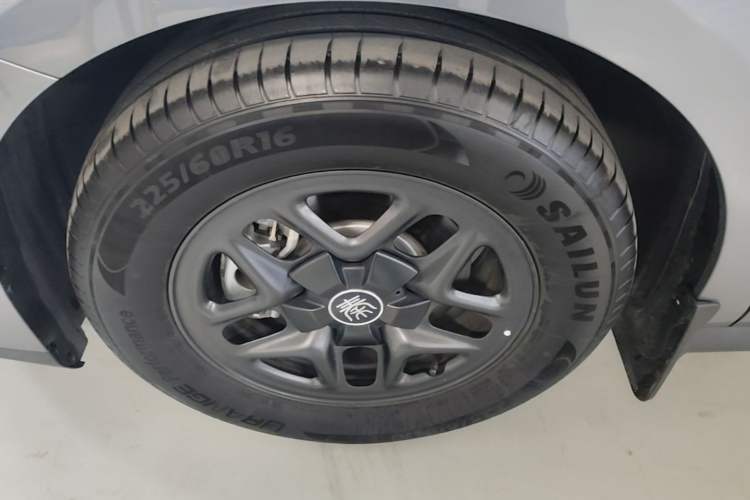 Used BYD Qin PLUS 2025 DM-i Smart Drive 55KM Leading Model Left Front Wheel Hub