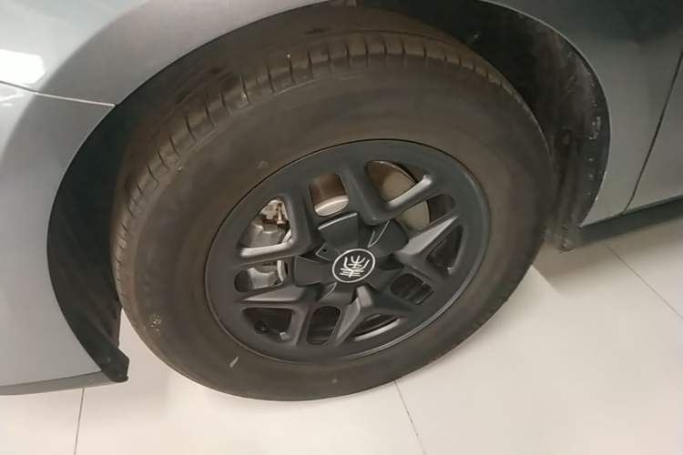 Used BYD Qin PLUS 2025 DM-i Smart Drive 55KM Leading Model Left Front Wheel Hub