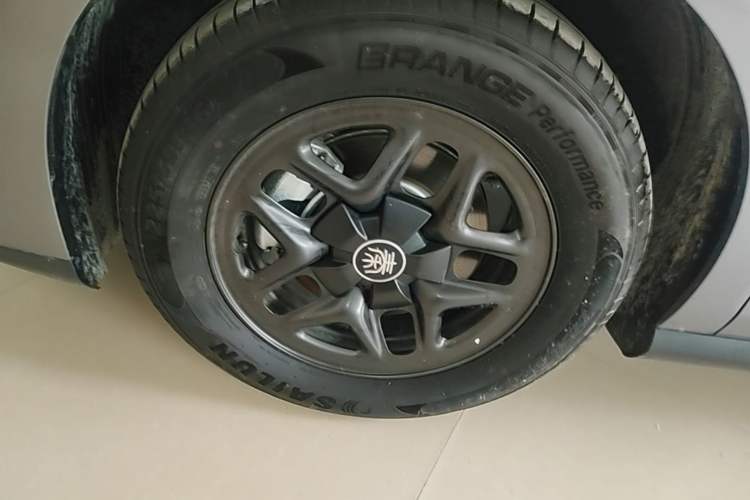 Used BYD Qin PLUS 2025 DM-i Smart Drive 55KM Leading Model Left Front Wheel Hub
