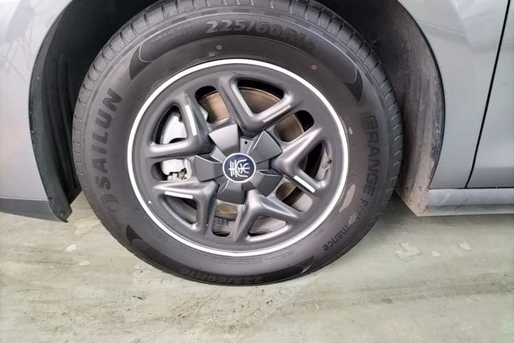 Used BYD Qin PLUS 2025 DM-i Smart Drive 55KM Leading Model Left Front Wheel Hub