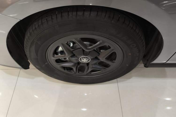 Used BYD Qin PLUS 2025 DM-i Smart Drive 55KM Leading Model Left Front Wheel Hub