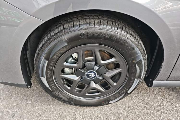 Used BYD Qin PLUS 2025 DM-i Smart Drive 55KM Leading Model Left Front Wheel Hub