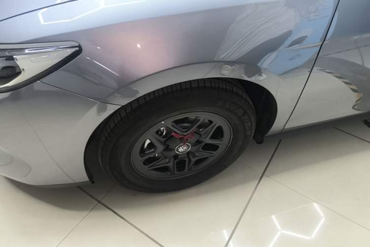 Used BYD Qin PLUS 2025 DM-i Smart Drive 55KM Leading Model Left Front Wheel Hub