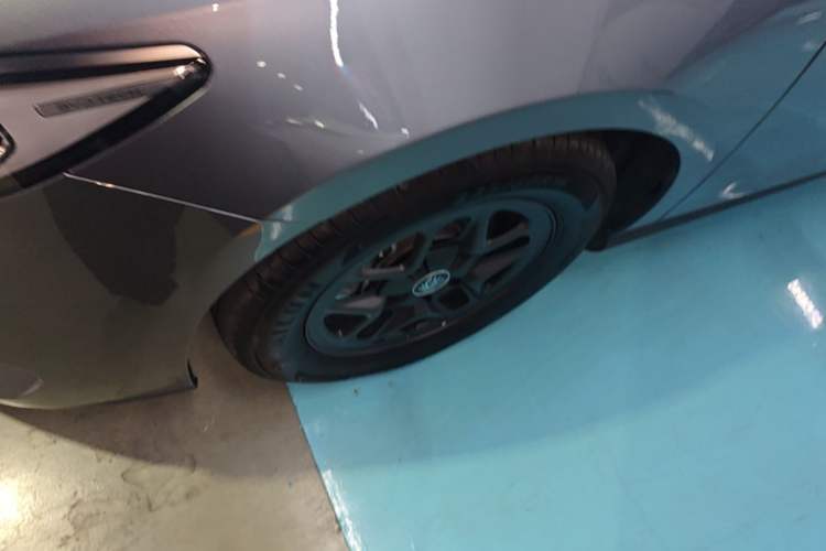 Used BYD Qin PLUS 2025 DM-i Smart Drive 55KM Leading Model Left Front Wheel Hub