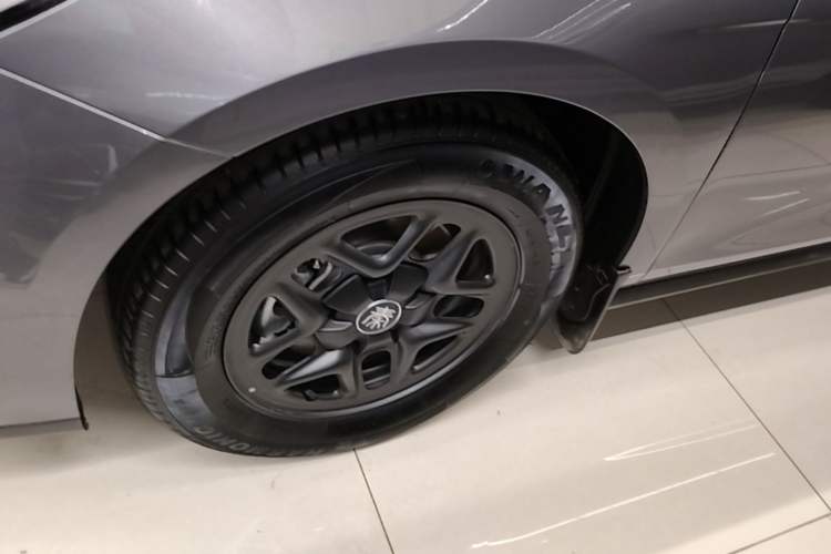 Used BYD Qin PLUS 2025 DM-i Smart Drive 55KM Leading Model Left Front Wheel Hub