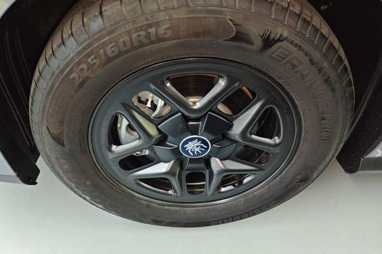 Used BYD Qin PLUS 2025 DM-i Smart Drive 55KM Leading Model Left Front Wheel Hub