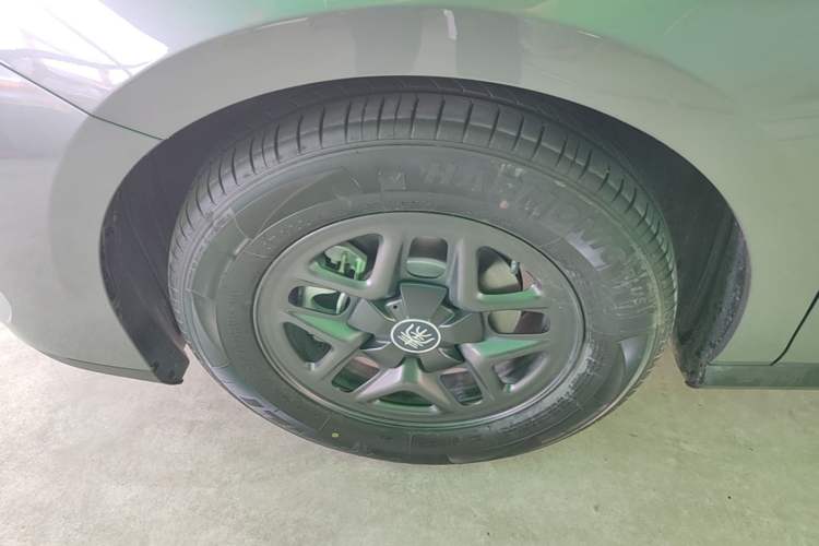 Used BYD Qin PLUS 2025 DM-i Smart Drive 55KM Leading Model Left Front Wheel Hub