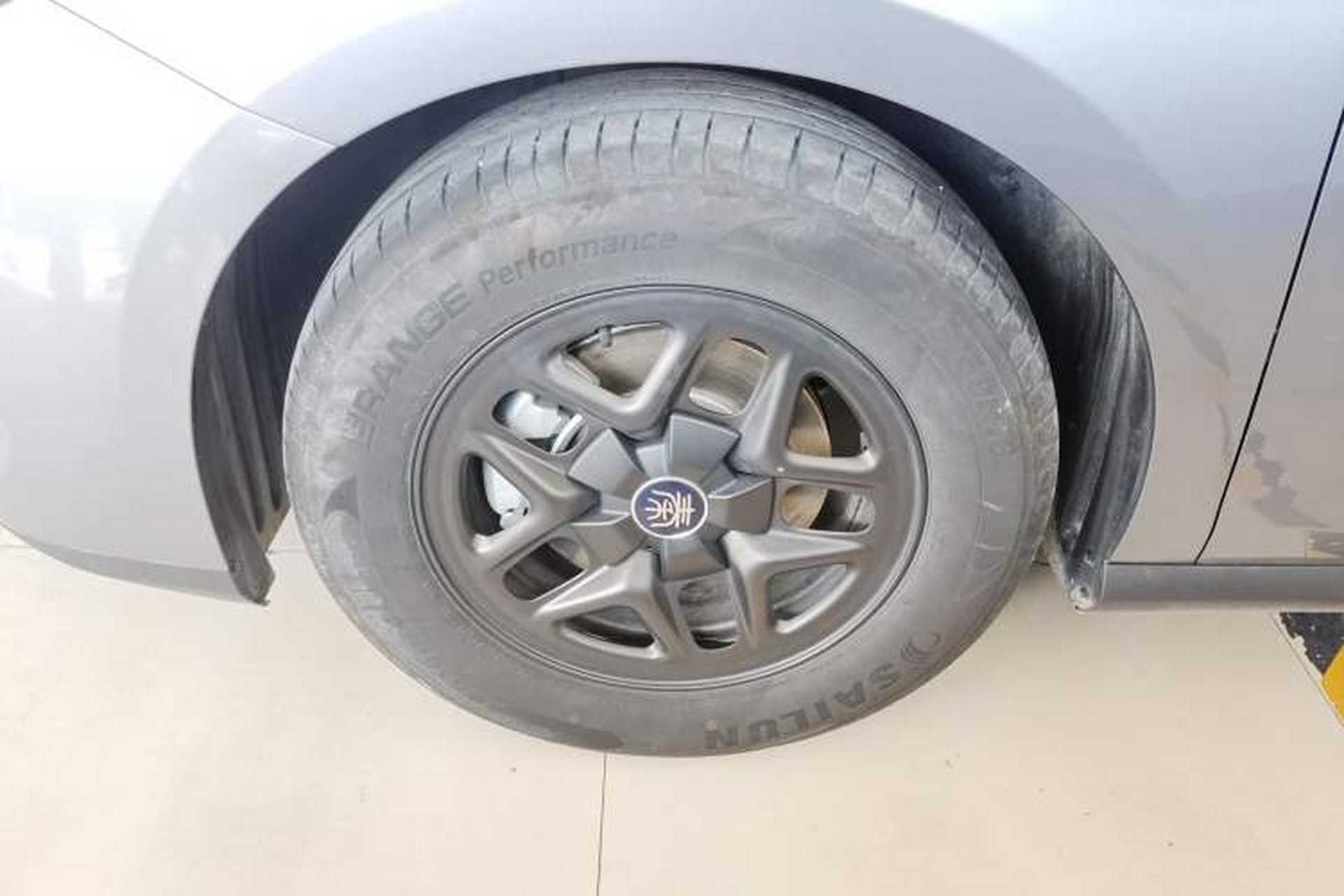 Used BYD Qin PLUS 2025 DM-i Smart Drive 55KM Leading Model Left Front Wheel Hub