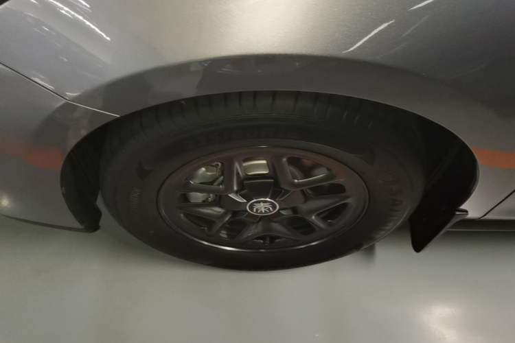 Used BYD Qin PLUS 2025 DM-i Smart Drive 55KM Leading Model Left Front Wheel Hub