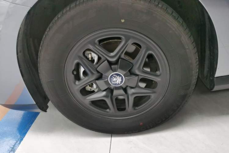Used BYD Qin PLUS 2025 DM-i Smart Drive 55KM Leading Model Left Front Wheel Hub