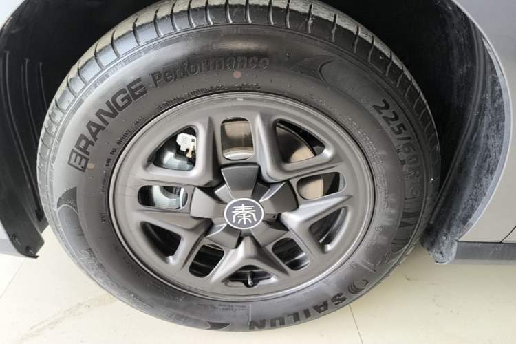 Used BYD Qin PLUS 2025 DM-i Smart Drive 55KM Leading Model Left Front Wheel Hub