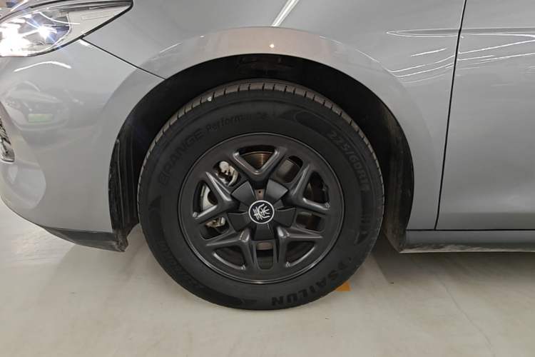 Used BYD Qin PLUS 2025 DM-i Smart Drive 55KM Leading Model Left Front Wheel Hub