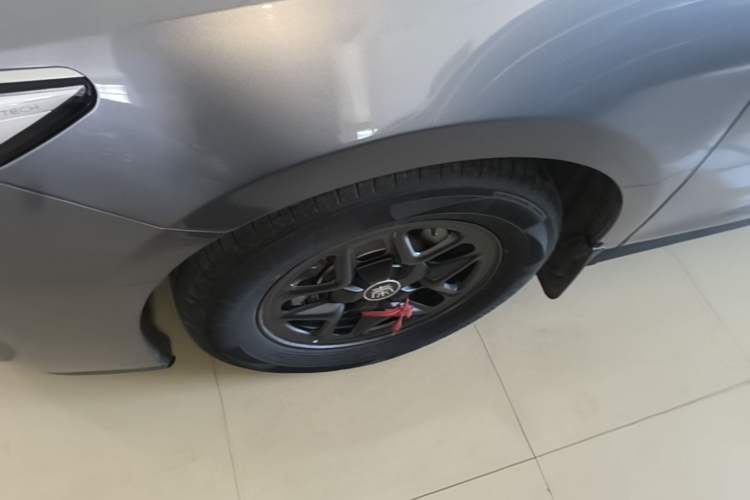 Used BYD Qin PLUS 2025 DM-i Smart Drive 55KM Leading Model Left Front Wheel Hub