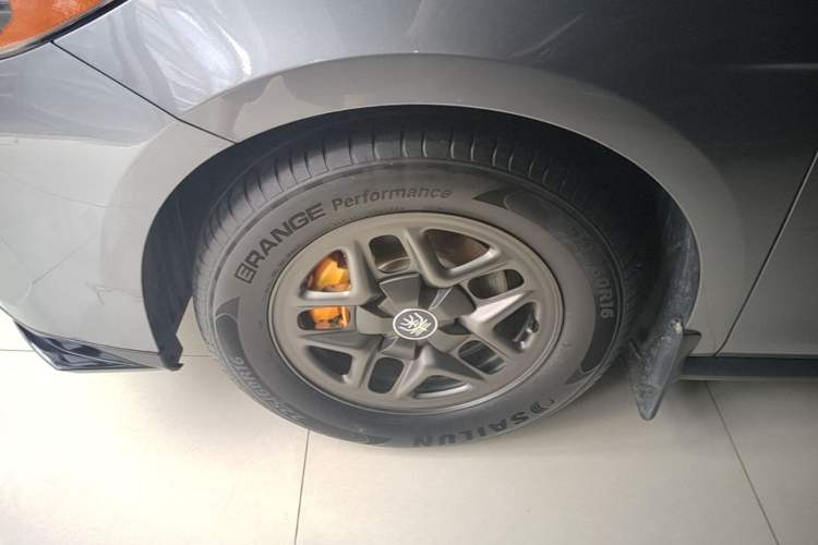 Used BYD Qin PLUS 2025 DM-i Smart Drive 55KM Leading Model Left Front Wheel Hub