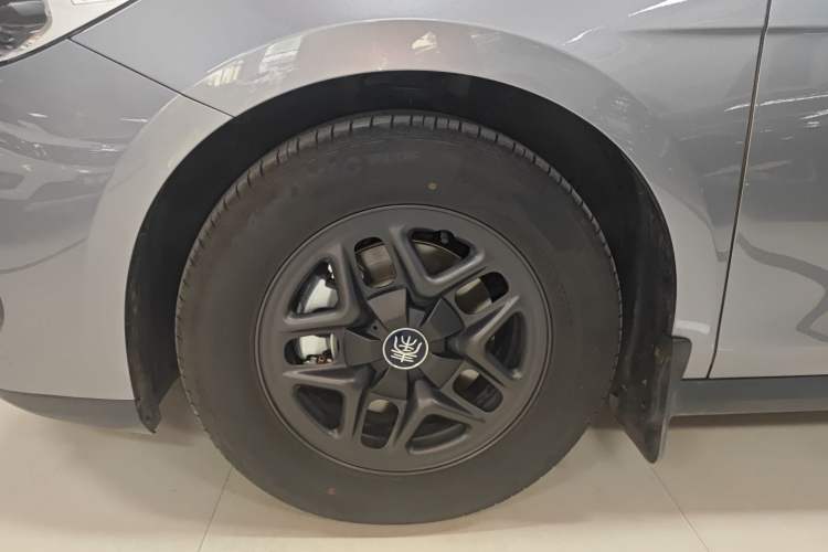 Used BYD Qin PLUS 2025 DM-i Smart Drive 55KM Leading Model Left Front Wheel Hub