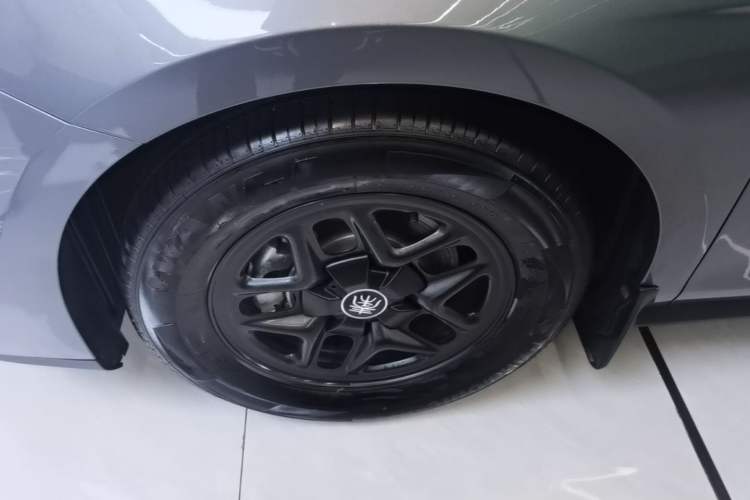 Used BYD Qin PLUS 2025 DM-i Smart Drive 55KM Leading Model Left Front Wheel Hub