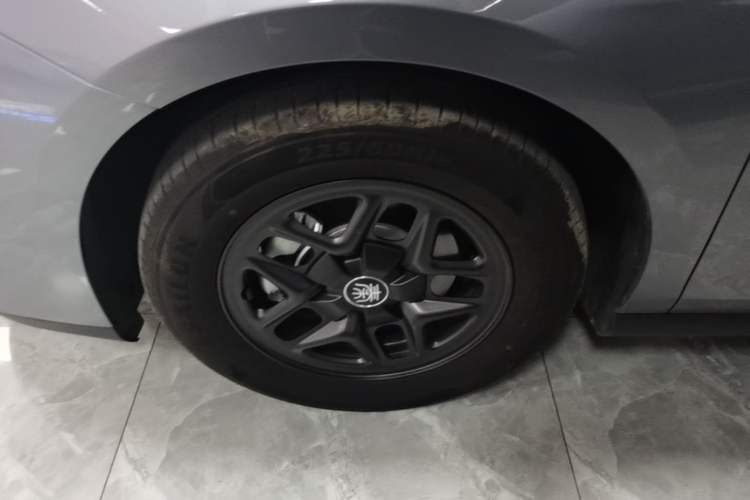 Used BYD Qin PLUS 2025 DM-i Smart Drive 55KM Leading Model Left Front Wheel Hub