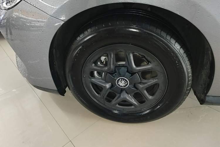 Used BYD Qin PLUS 2025 DM-i Smart Drive 55KM Leading Model Left Front Wheel Hub
