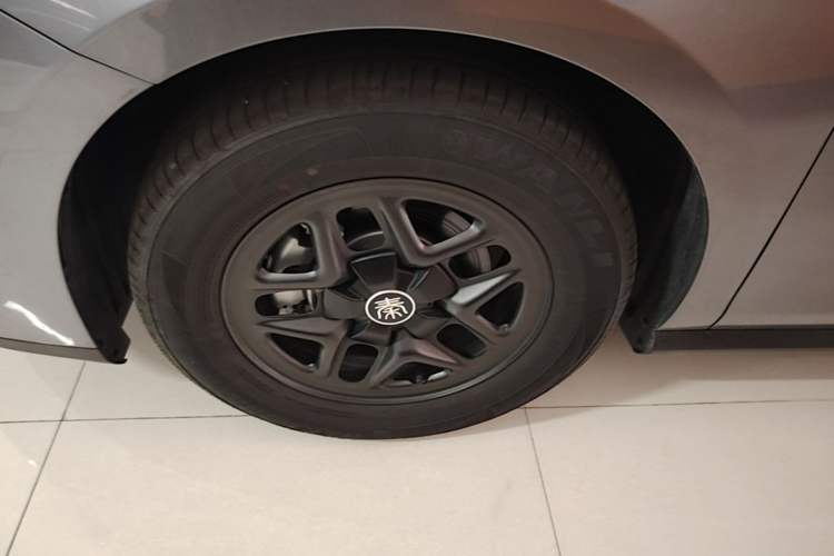 Used BYD Qin PLUS 2025 DM-i Smart Drive 55KM Leading Model Left Front Wheel Hub