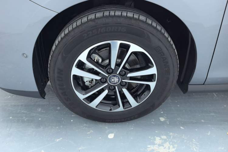 Used BYD Qin PLUS 2025 DM-i Smart Drive 120KM Superior Model Left Front Wheel Hub