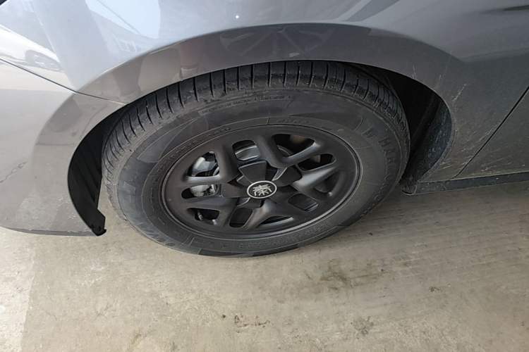 Used BYD Qin PLUS 2025 DM-i Smart Drive 55KM Leading Model Left Front Wheel Hub
