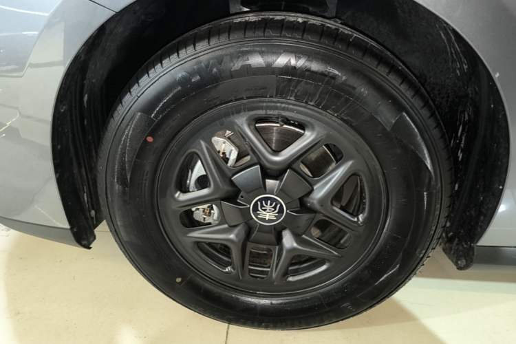 Used BYD Qin PLUS 2025 DM-i Smart Drive 55KM Leading Model Left Front Wheel Hub
