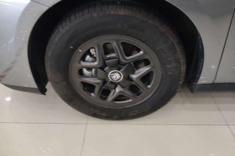 Used BYD Qin PLUS 2025 DM-i Smart Drive 55KM Leading Model Left Front Wheel Hub