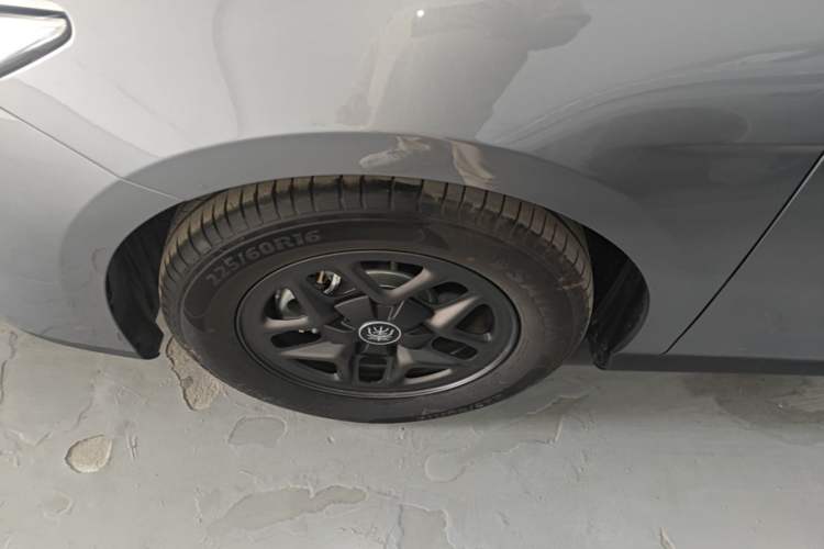 Used BYD Qin PLUS 2025 DM-i Smart Drive 55KM Leading Model Left Front Wheel Hub