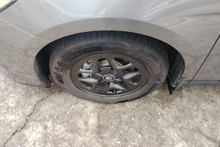 Used BYD Qin PLUS 2025 DM-i Smart Drive 55KM Leading Model Left Front Wheel Hub