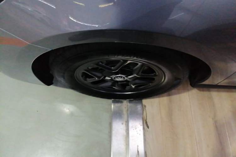Used BYD Qin PLUS 2025 DM-i Smart Drive 55KM Leading Model Left Front Wheel Hub