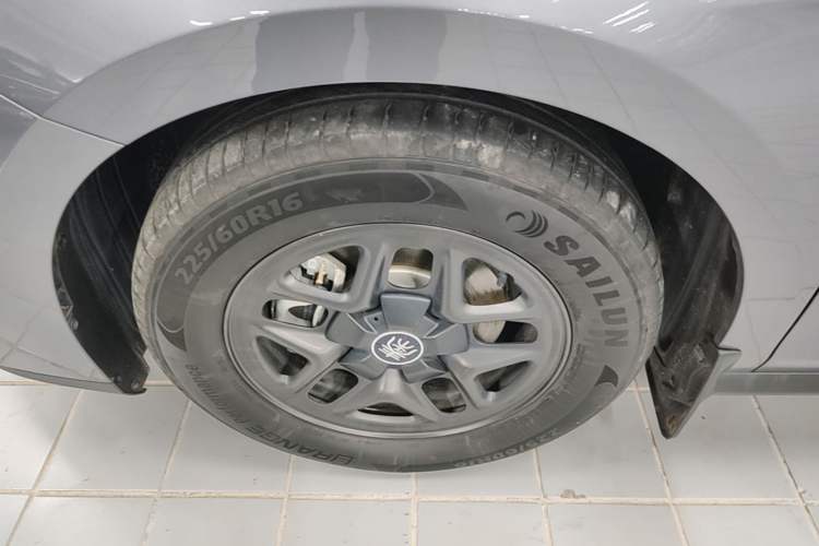 Used BYD Qin PLUS 2025 DM-i Smart Drive 55KM Leading Model Left Front Wheel Hub