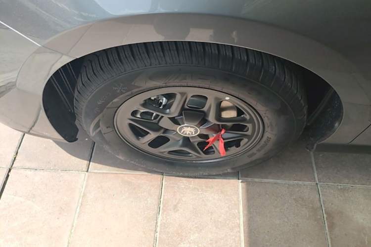 Used BYD Qin PLUS 2025 DM-i Smart Drive 55KM Leading Model Left Front Wheel Hub