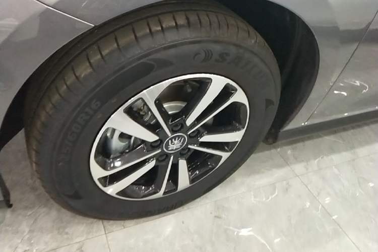 Used BYD Qin PLUS 2025 DM-i Smart Drive 120KM Superior Model Left Front Wheel Hub
