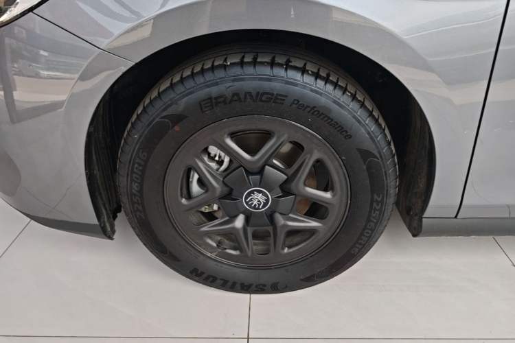 Used BYD Qin PLUS 2025 DM-i Smart Drive 55KM Leading Model Left Front Wheel Hub