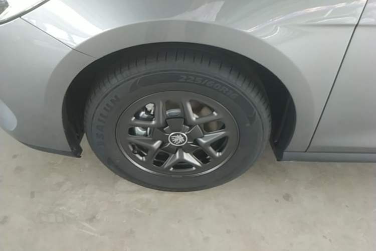 Used BYD Qin PLUS 2025 DM-i Smart Drive 55KM Leading Model Left Front Wheel Hub
