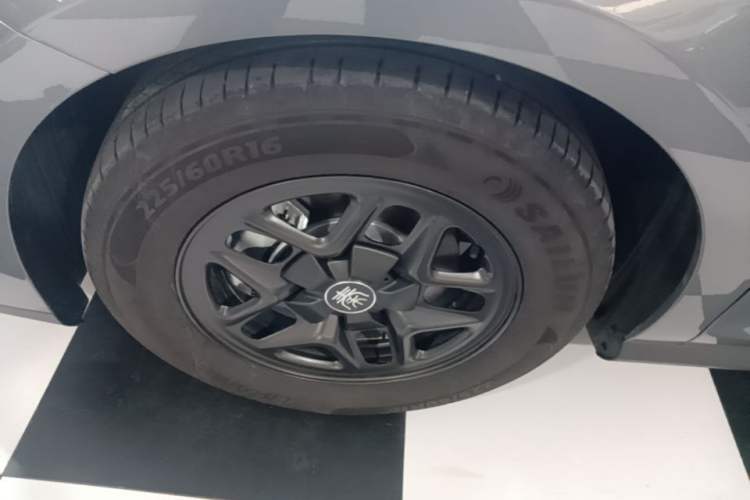Used BYD Qin PLUS 2025 DM-i Smart Drive 55KM Leading Model Left Front Wheel Hub