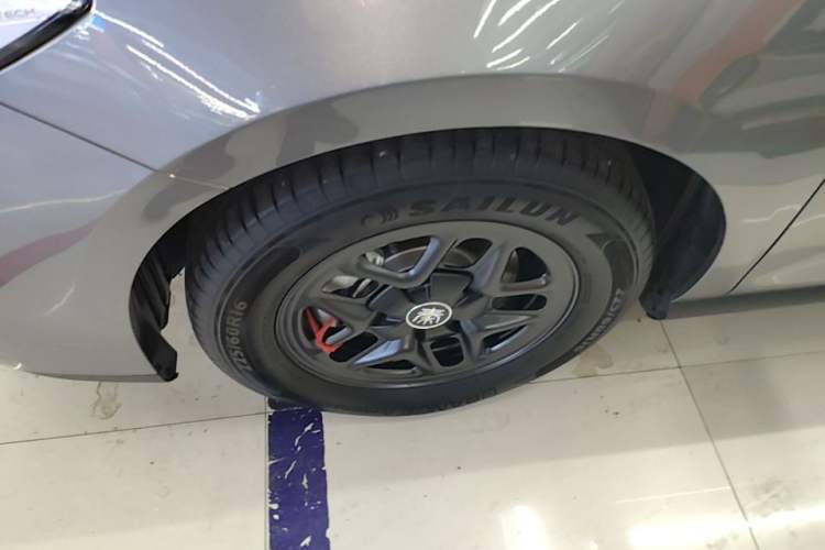 Used BYD Qin PLUS 2025 DM-i Smart Drive 55KM Leading Model Left Front Wheel Hub