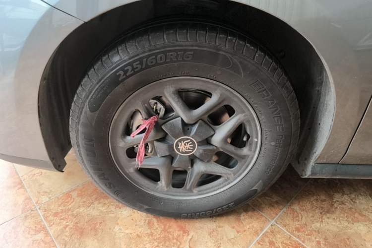 Used BYD Qin PLUS 2025 DM-i Smart Drive 55KM Leading Model Left Front Wheel Hub