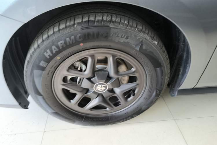 Used BYD Qin PLUS 2025 DM-i Smart Drive 55KM Leading Model Left Front Wheel Hub