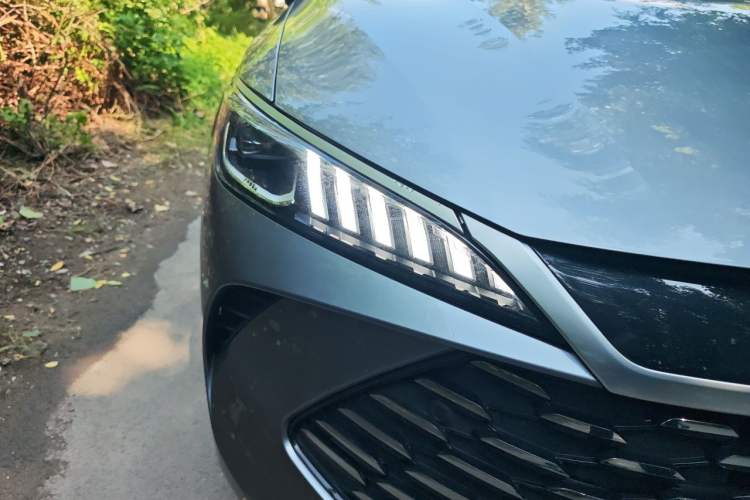 Used BYD Qin PLUS 2025 DM-i Smart Drive 120KM Superior Model Right Front Headlight