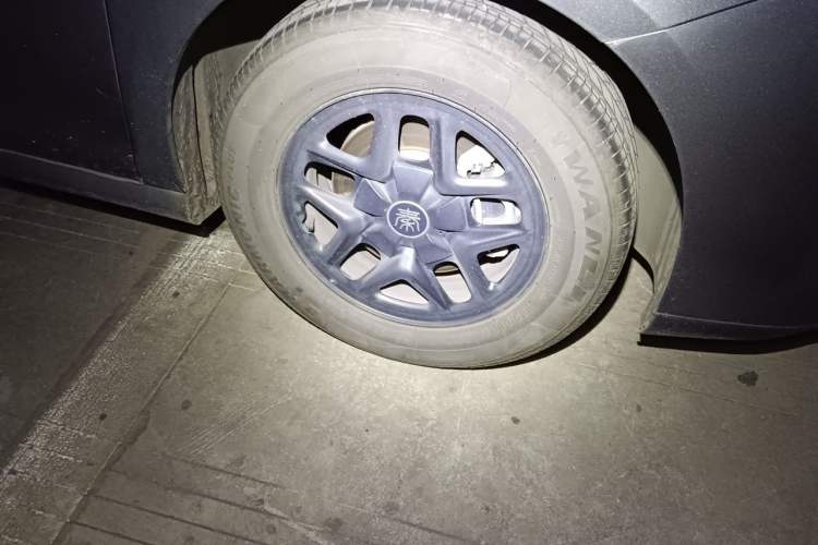 Used BYD Qin PLUS 2025 DM-i Smart Drive 55KM Leading Model Right Front Wheel Hub