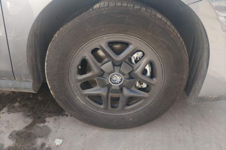 Used BYD Qin PLUS 2025 DM-i Smart Drive 55KM Leading Model Right Front Wheel Hub