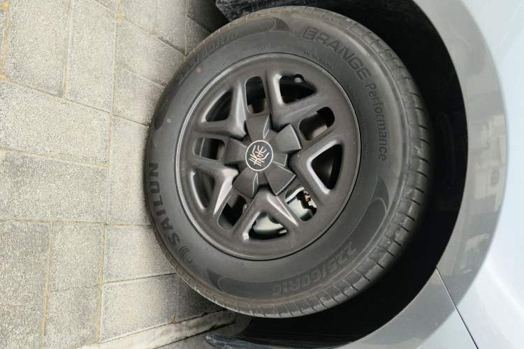 Used BYD Qin PLUS 2025 DM-i Smart Drive 55KM Leading Model Right Front Wheel Hub