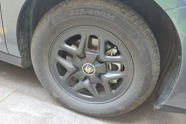 Used BYD Qin PLUS 2025 DM-i Smart Drive 55KM Leading Model Right Front Wheel Hub