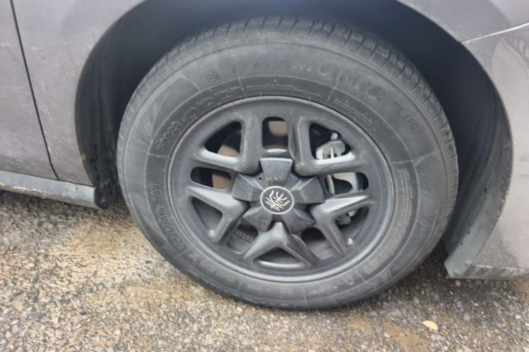 Used BYD Qin PLUS 2025 DM-i Smart Drive 55KM Leading Model Right Front Wheel Hub