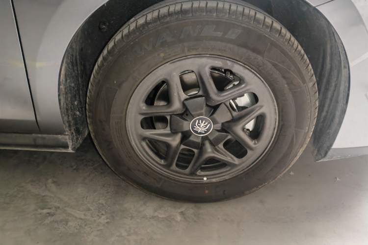 Used BYD Qin PLUS 2025 DM-i Smart Drive 55KM Leading Model Right Front Wheel Hub