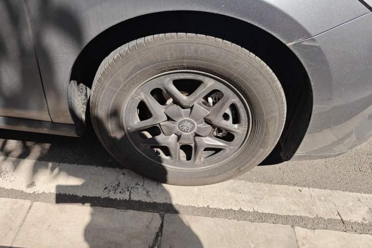 Used BYD Qin PLUS 2025 DM-i Smart Drive 55KM Leading Model Right Front Wheel Hub